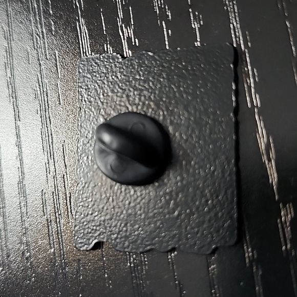 "I'm Not Arguing" Enamel Pin - Picture 2 of 3